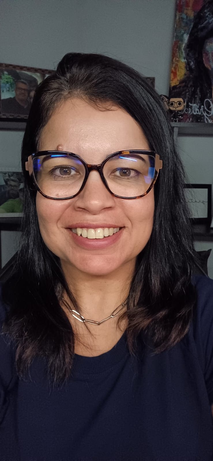 Vivi Freri sorrindo, de óculos